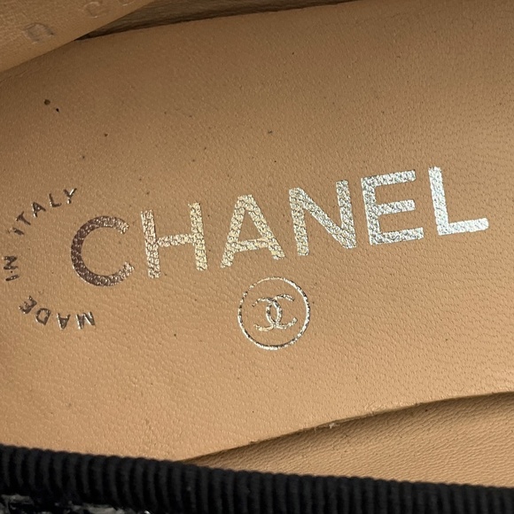 CHANEL BLACK / WHITE CC LOGO LEATHER CAP TOE TWEED BALLET FLATS WITH BOW DETAIL - Picture 10 of 10